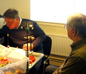Gary How showing Tony Day his method.